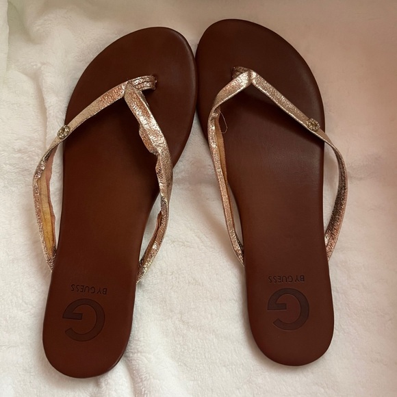 by Guess flip flops in gold, Size 8 M - Picture 5 of 5